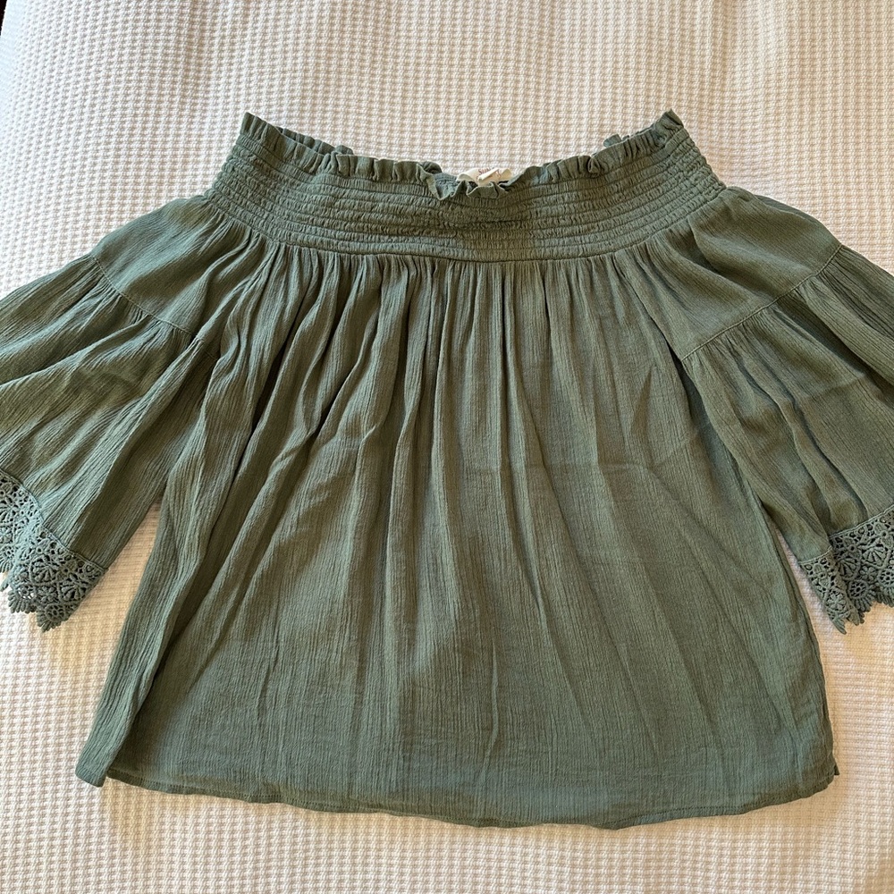 Green Flowy Embroidered Off-the-Shoulder Top (XS)